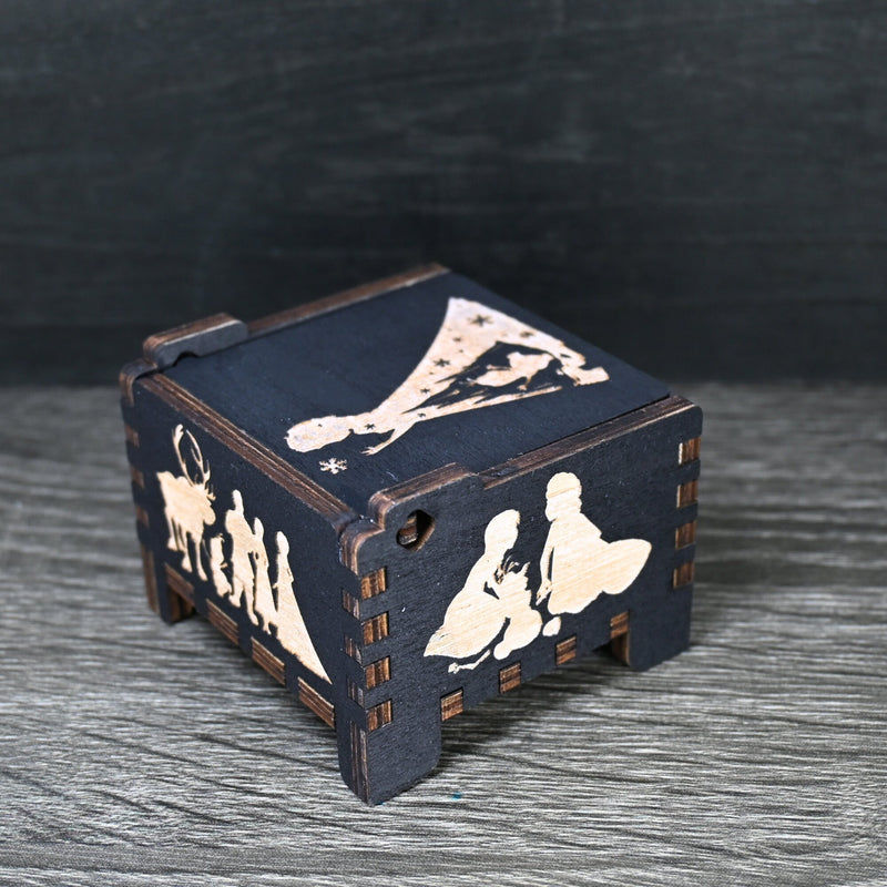 Load image into Gallery viewer, The box&#39;s charming design and ethereal melody make it the perfect keepsake for any Frozen enthusiast.
