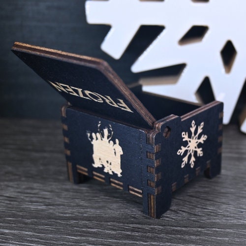 Load image into Gallery viewer, The box&#39;s charming design and ethereal melody make it the perfect keepsake for any Frozen enthusiast.
