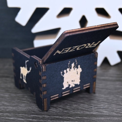 Load image into Gallery viewer, The box&#39;s charming design and ethereal melody make it the perfect keepsake for any Frozen enthusiast.
