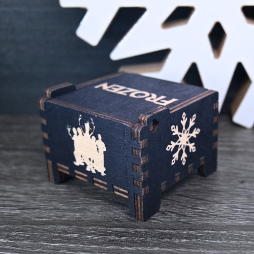 Load image into Gallery viewer, The box&#39;s charming design and ethereal melody make it the perfect keepsake for any Frozen enthusiast.
