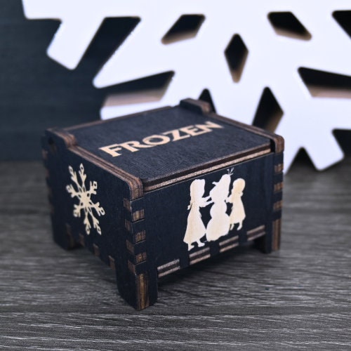 Load image into Gallery viewer, The box&#39;s charming design and ethereal melody make it the perfect keepsake for any Frozen enthusiast.
